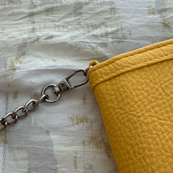 Jessica Simpson yellow small crossbody trifold never used - Picture 4 of 16